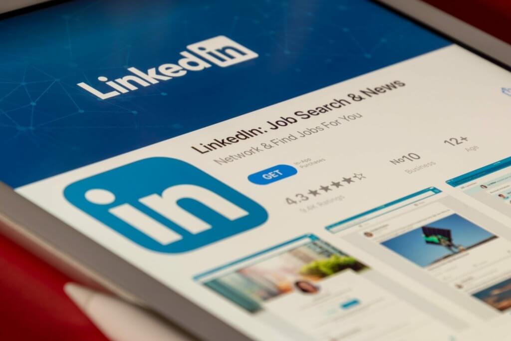 linkedin-app_4d470f76dc99e18ad75087b1b8410ea9-1024x683-1 كيفية متابعة شخص ما على LinkedIn على تطبيق سطح المكتب والجوال