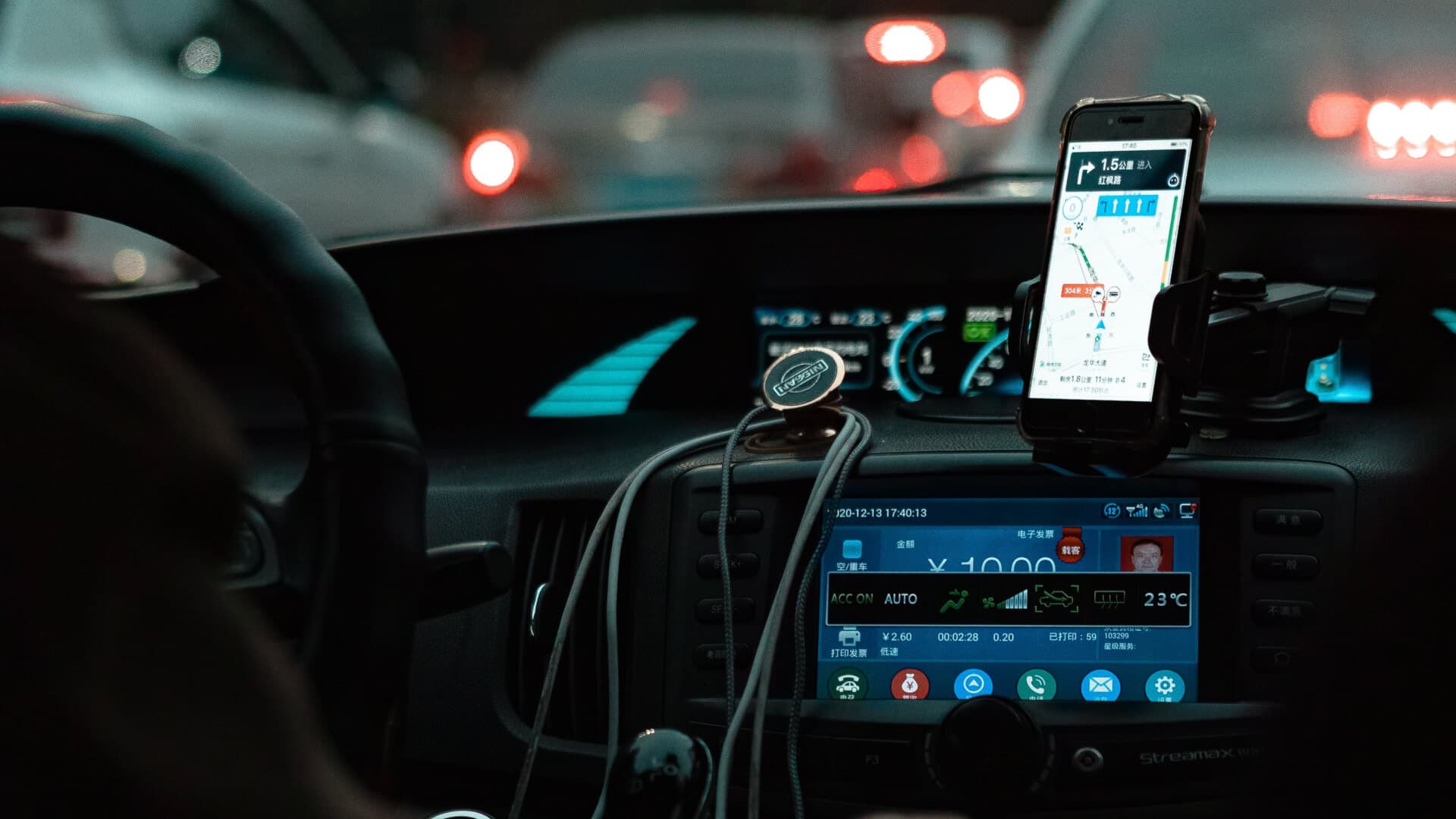 phone-in-car 8 طرق لإصلاح خطأ فقدان إشارة GPS على Android Auto