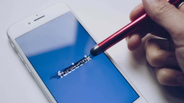Facebook-768x432-1 أفضل 8 طرق لإصلاح عدم تحميل تعليقات Facebook