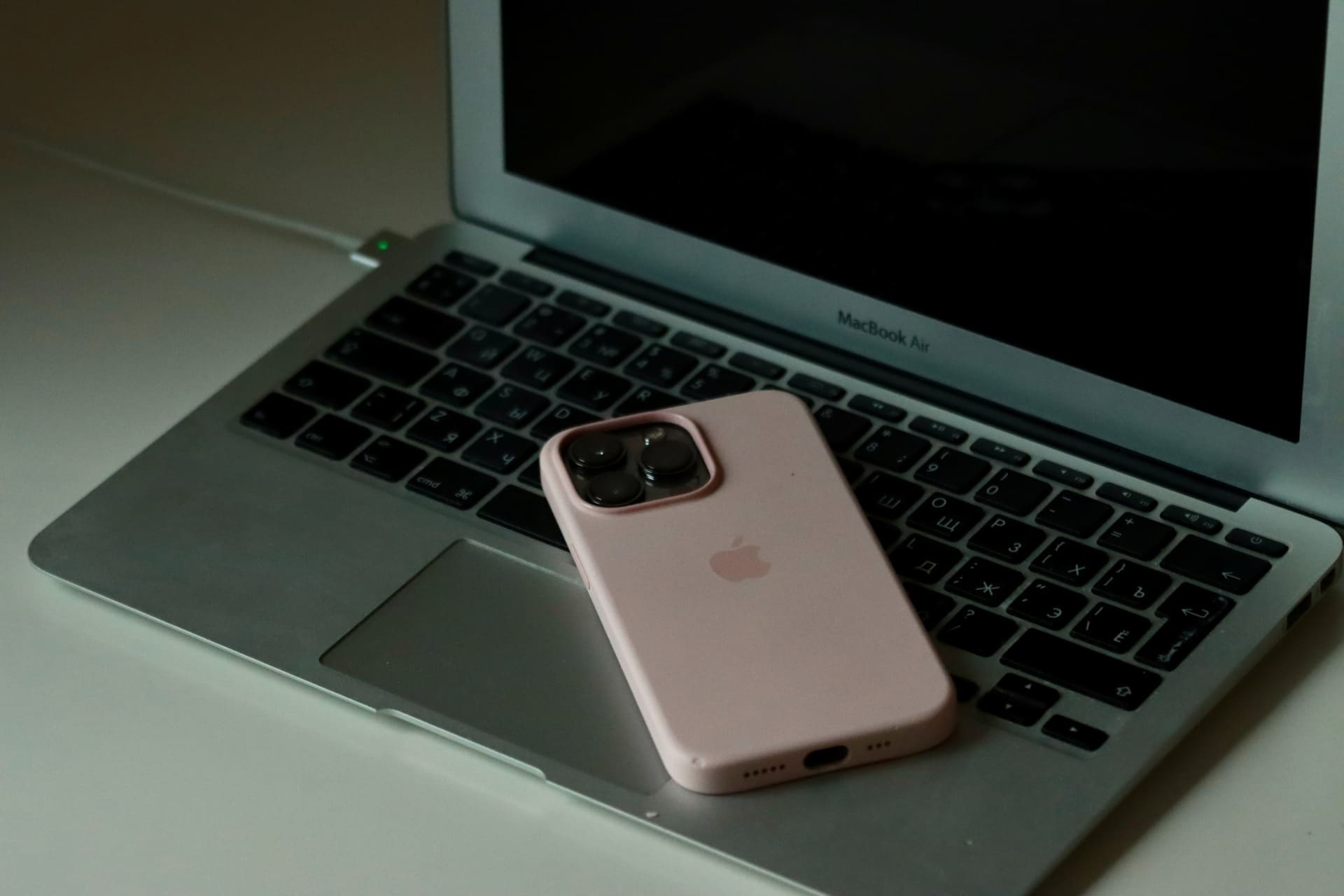 pexels-efrem-efre-12985830 11 طرق سهلة لإصلاح الشحن بطيء على iPhone