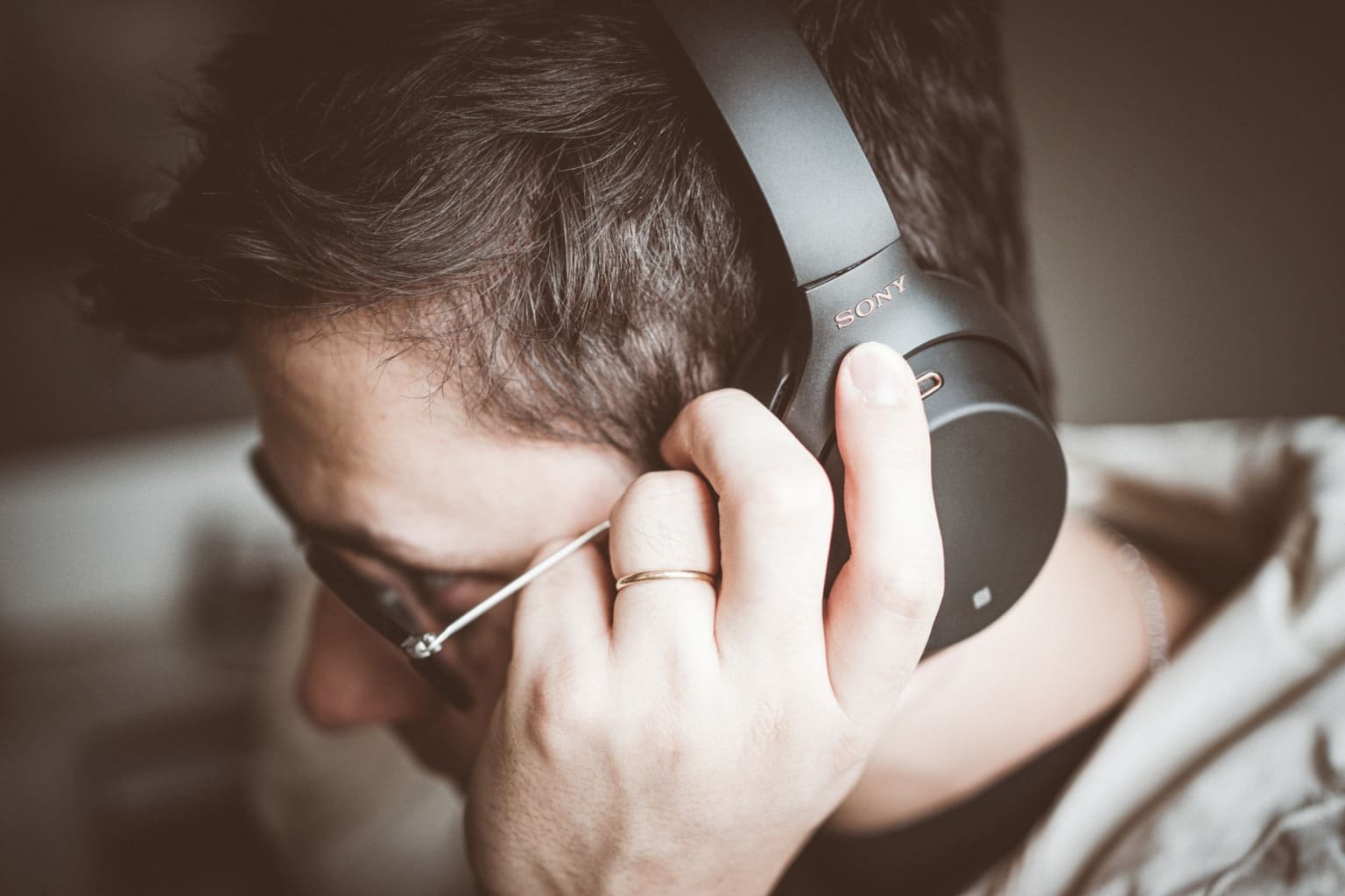 كيف تعمل سماعات إلغاء الضوضاء: دليل مفصل - %categories