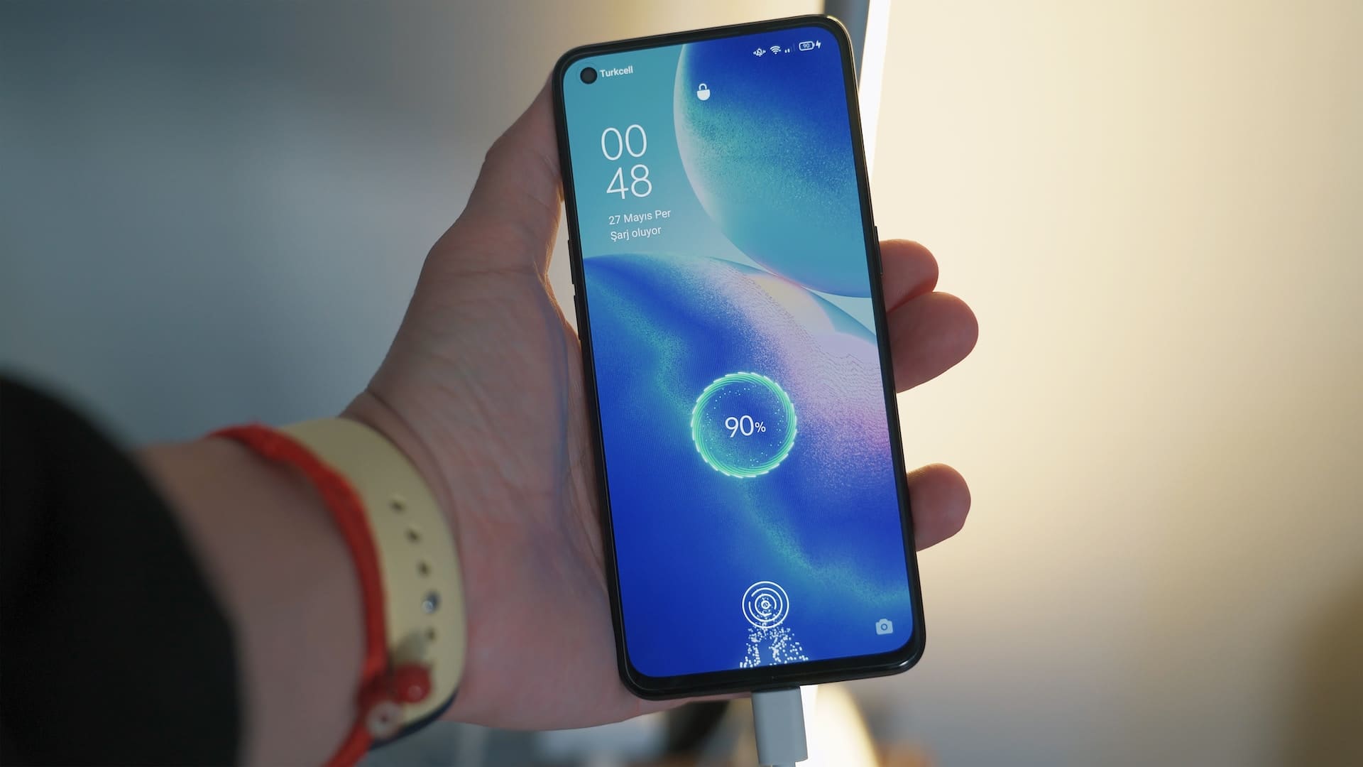 Charge-Android-Phone أفضل 8 طرق لإصلاح عدم العثور على أجهزة Bluetooth المجاورة على Android