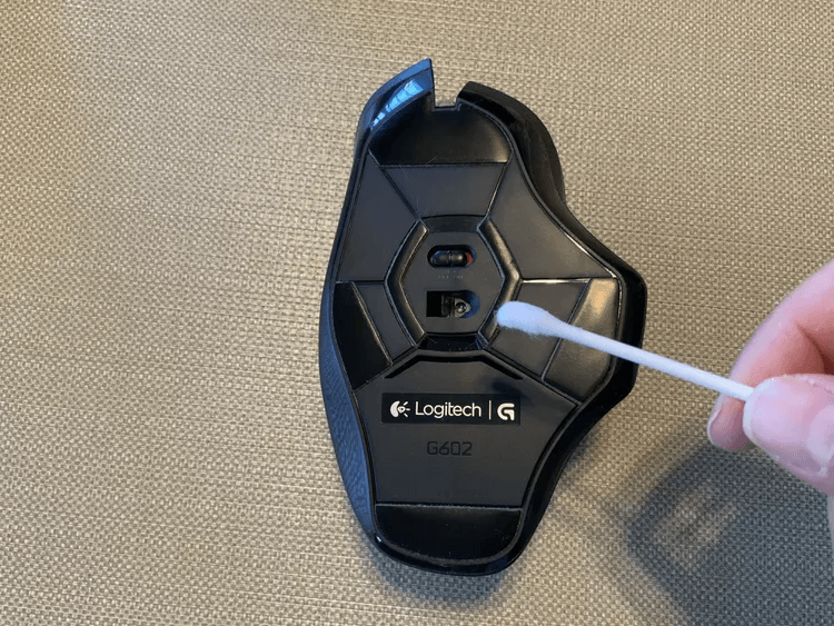 MouseCleaningExample2-9544488e9cf8445f988be93031ca3bc7 كيفية تنظيف الماوس اللاسلكي