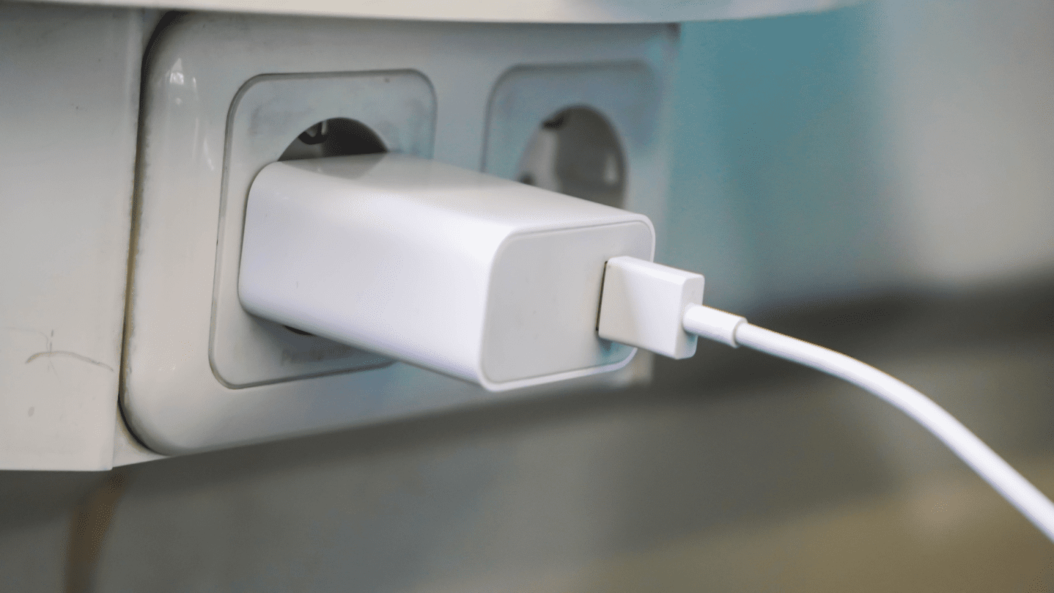 Power-Adapter-1536x864-1 Kindle لا يشحن: 8 طرق لإصلاح المشكلة