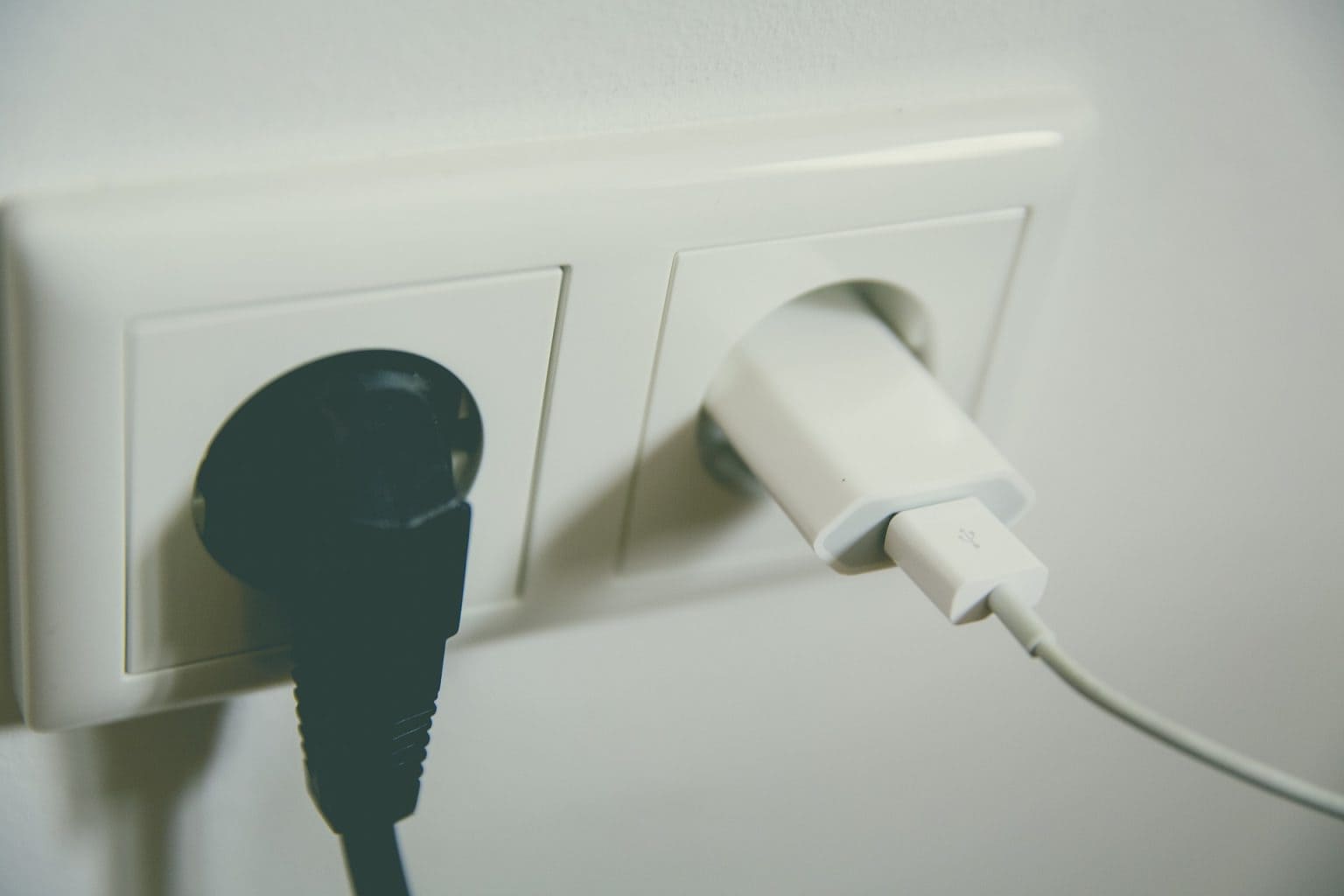 Wall-Plugs-1536x1024-2 Kindle لا يشحن: 8 طرق لإصلاح المشكلة