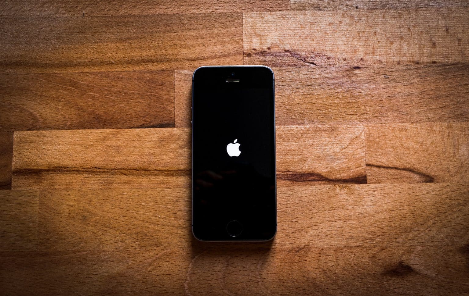 8 طرق لإصلاح جهاز iPhone عالق ولا يستجيب ومتوقف ولا يتم إيقاف تشغيله - %categories