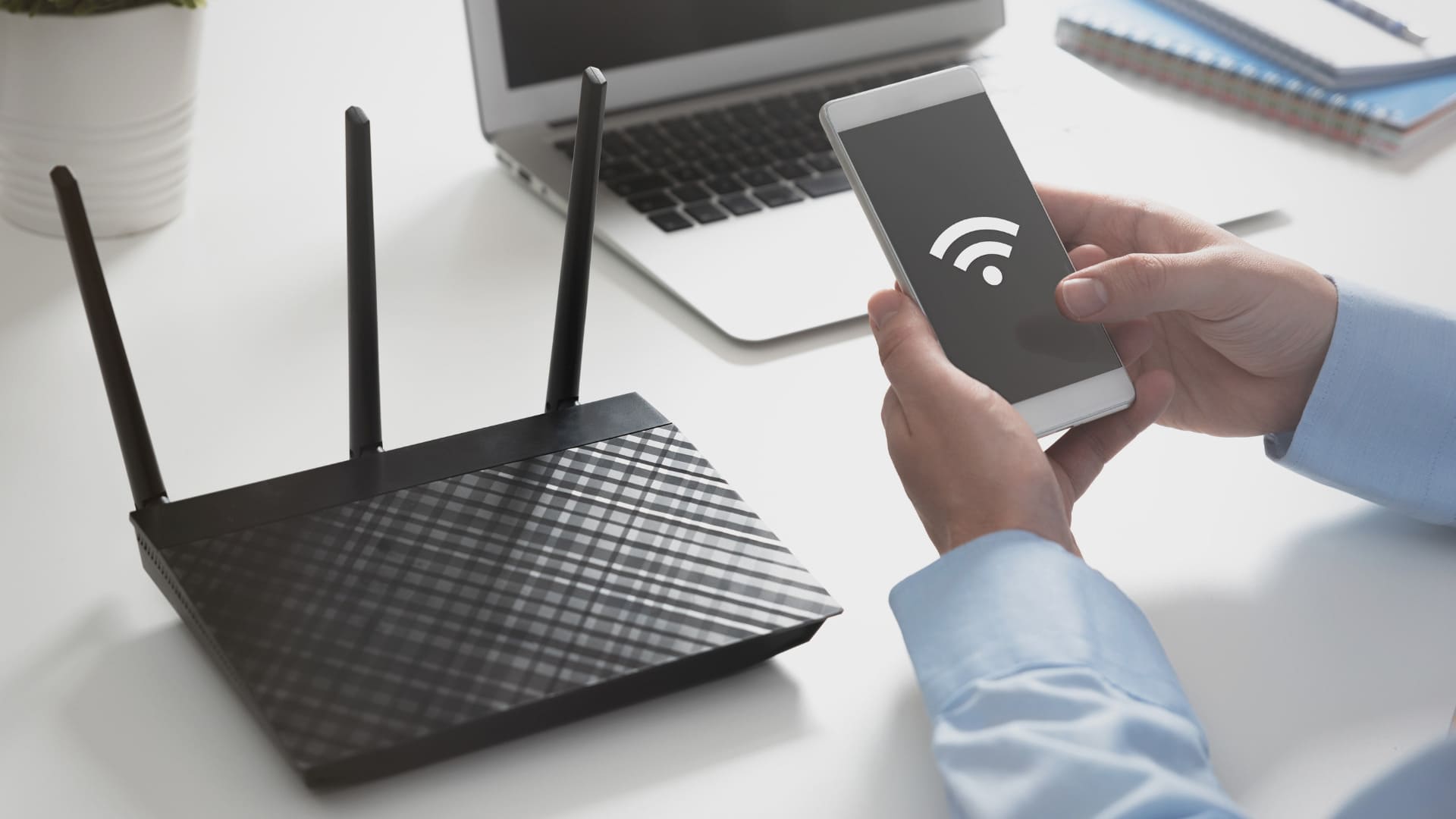 Router-and-Mobile-1 10 طرق لإصلاح عدم عمل مطالبة Google 2FA على iPhone