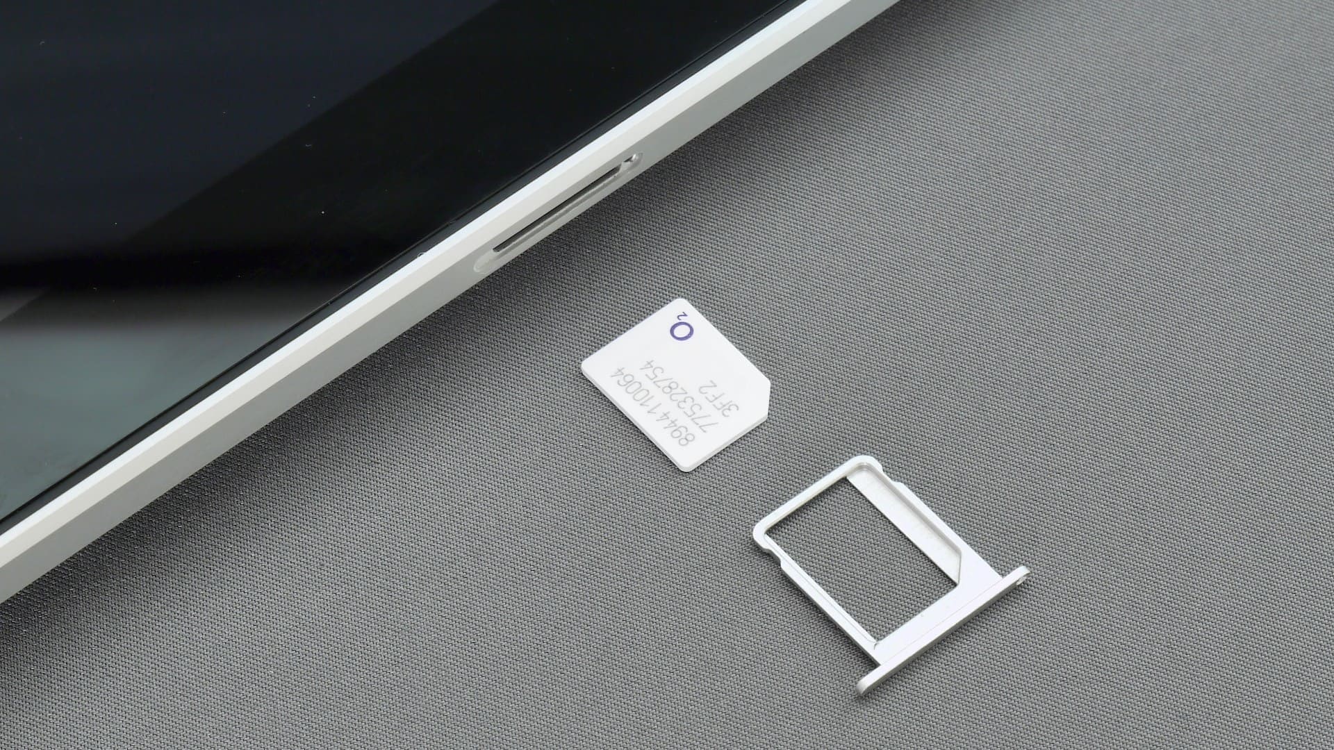 SIM-Card-and-SIM-Tray 10 طرق لإصلاح عدم عمل مطالبة Google 2FA على iPhone