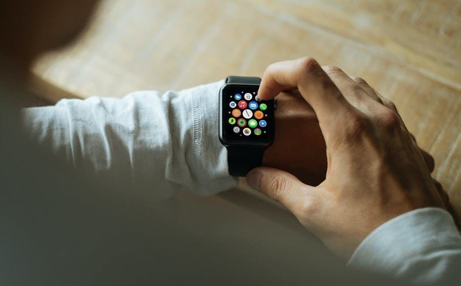 Smartwatch-vs-Fitness-Tracker-Which-Is-the-Best-for-You-1_4d470f76dc99e18ad75087b1b8410ea9 Smartwatch مقابل Fitness Tracker: أيهما أفضل بالنسبة لك