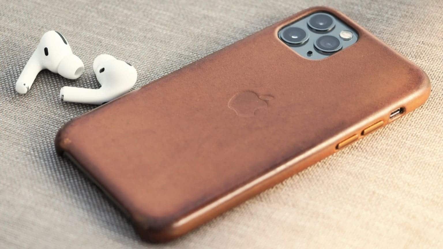 iPhone-With-Case-1536x864-1 9 طرق لإصلاح تأخير شاشة قفل iPhone في iOS 16 و iOS 17