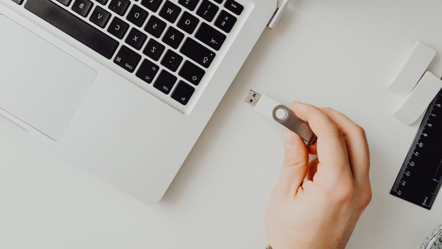 Connecting-a-USB-Drive-to-a-Laptop-1536x864-1 أفضل 6 طرق لإصلاح عدم عرض محرك أقراص USB للملفات والمجلدات على Windows 11