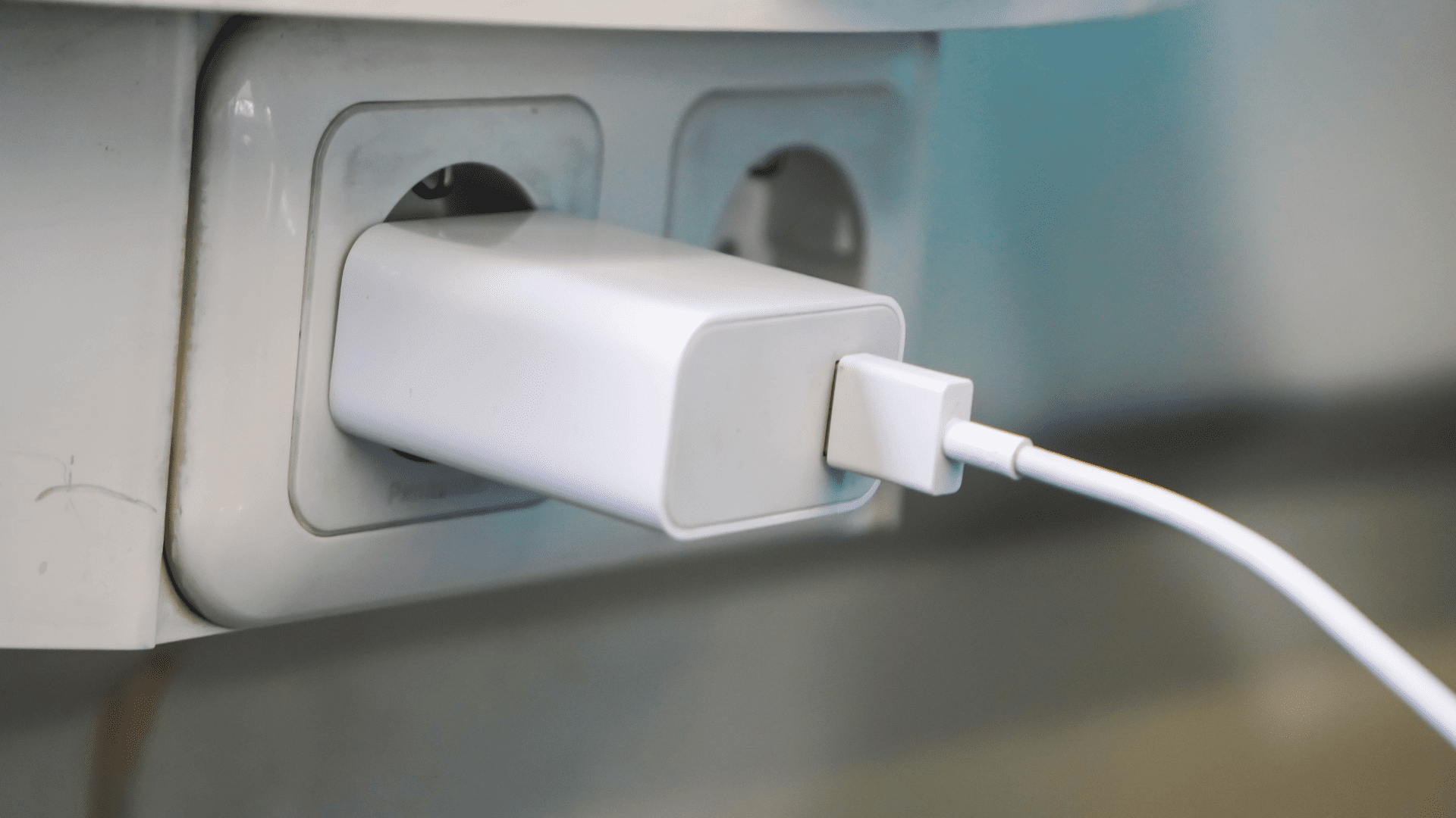 Power-Adapter 5 طرق لإصلاح مشكلة عدم تشغيل Kindle