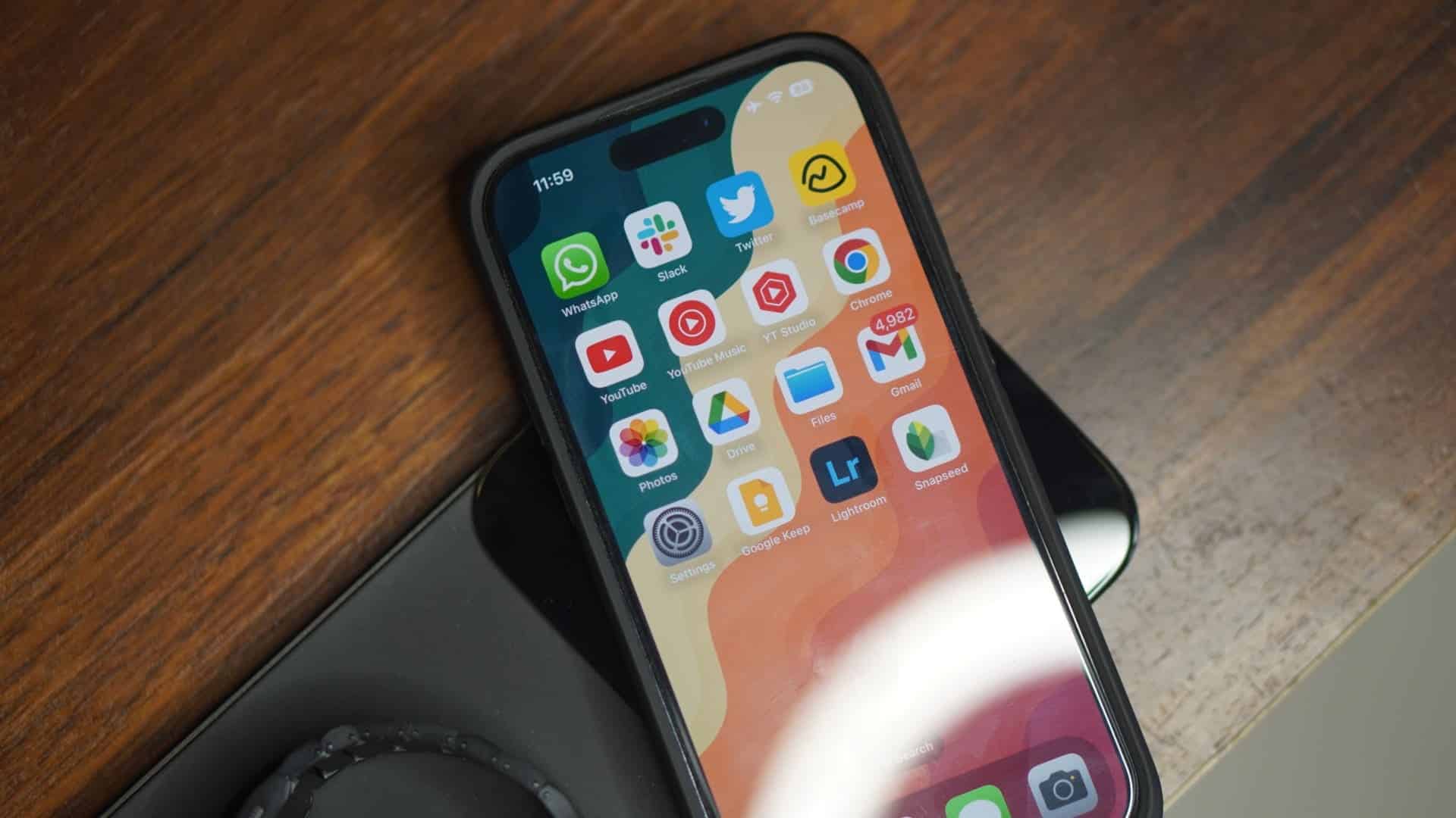 Nomad-wireless-charger-8 10 طرق لإصلاح WhatsApp عالق عند استعادة الوسائط