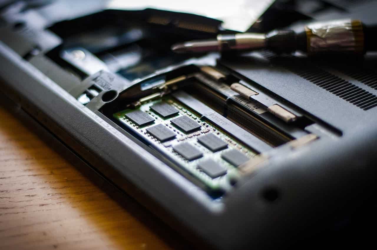 RAM-in-laptop أفضل 3 طرق لمسح ذاكرة التخزين المؤقت لذاكرة الوصول العشوائي على Windows 11