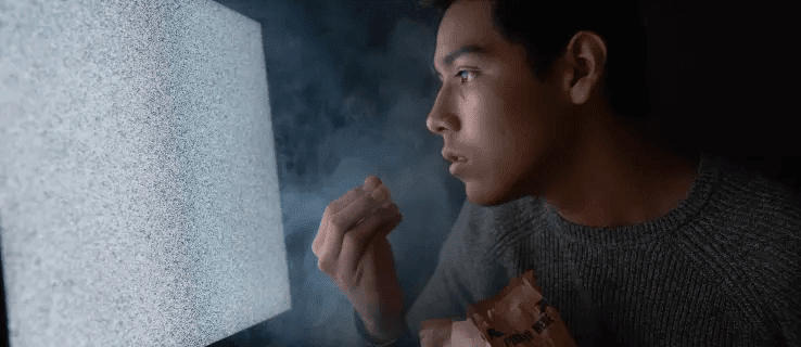 man-eating-chips-while-watching-tv-3571503 أفضل VPN لـ Netflix