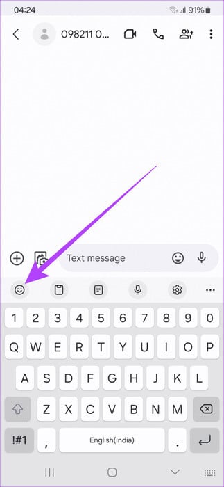 simply-open-the-keyboard-and-tap-on-the-emoji-icon-in-the-top-row-473x1024-1 8 أفضل نصائح وحيل Samsung One UI 6 التي يجب أن تعرفها