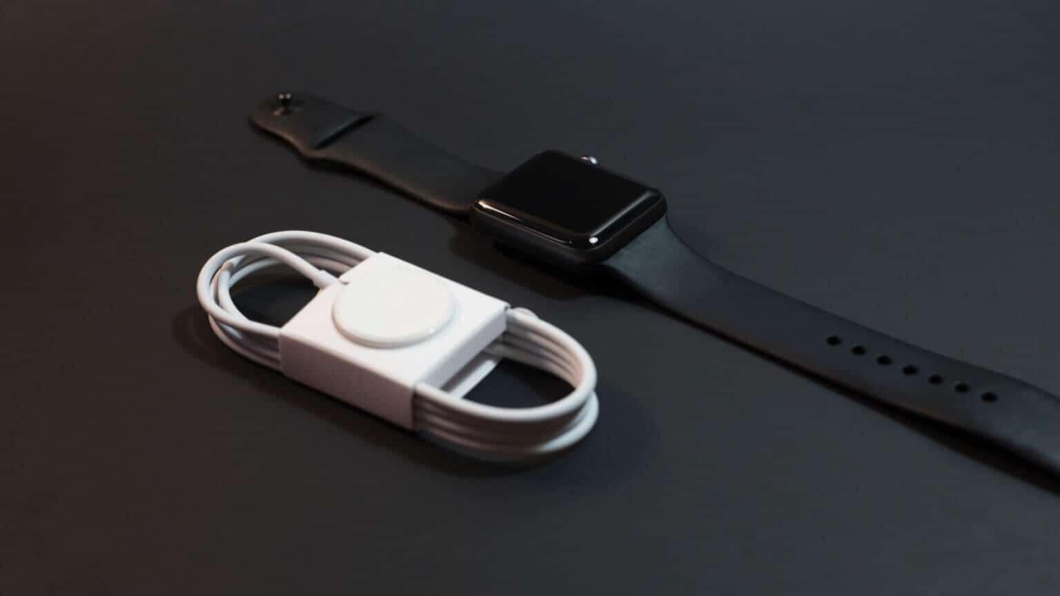 Apple-Watch-charger-1536x864-1 كيفية التحقق من صحة بطارية Apple Watch: كل ما تحتاج إلى معرفته
