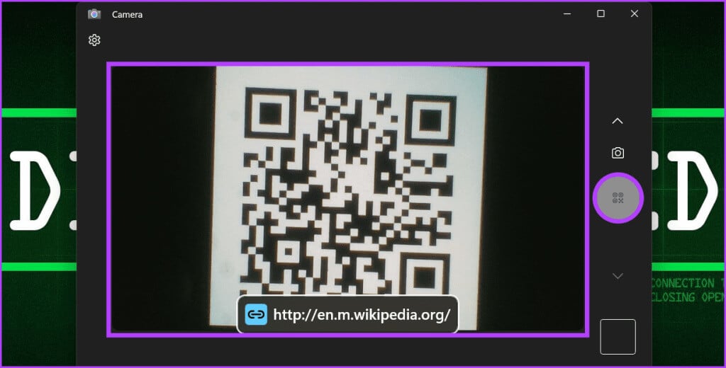 Hold-your-QR-code-in-front-of-your-computers-camera-1024x520-1 5 طرق لمسح رموز QR على جهاز كمبيوتر يعمل بنظام Windows