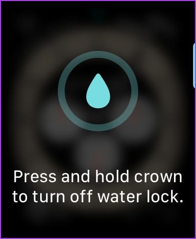 Hold-Crown-to-Eject-Water 12 طريقة لإصلاح عدم عمل الميكروفون على Apple Watch