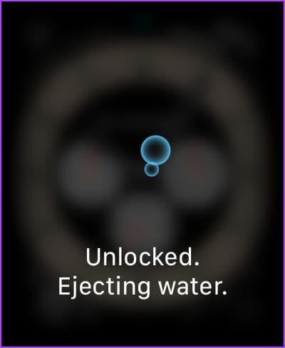 Unlocked-and-Ejecting-Water 12 طريقة لإصلاح عدم عمل الميكروفون على Apple Watch