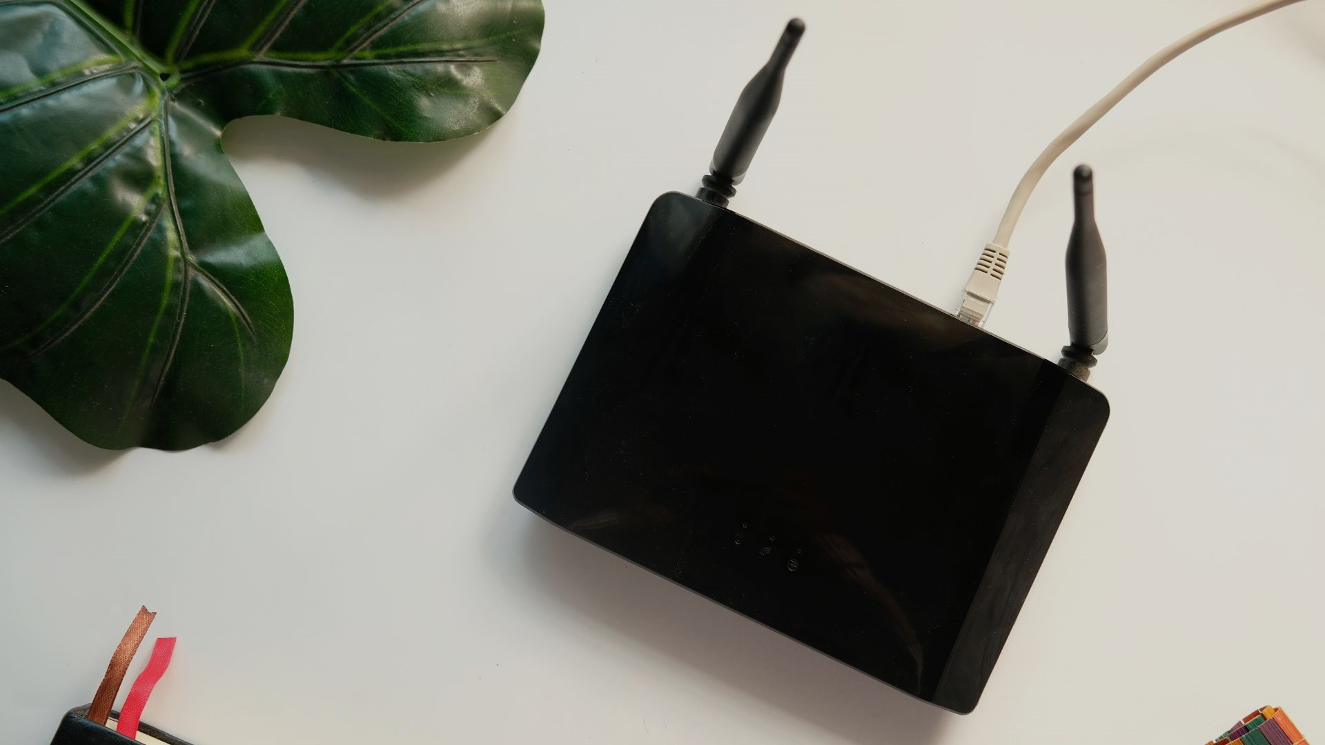 Dual-Band-Router-1 9 طرق لإصلاح تجمد وتوقف مقاطع الفيديو في قصص ومنشورات Instagram