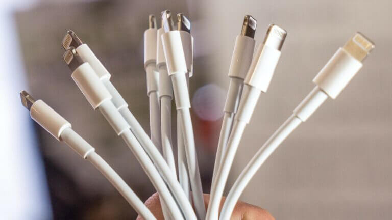 Lightning-Cables-1-768x432-1 7 طرق لإصلاح Ghost Touch أو Typing على iPad