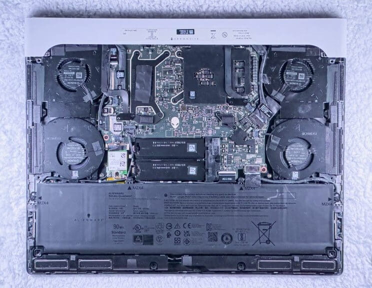 Dell-Alienware-X16-R1-Review-Laptop-Internals-1024x576-1 كيفية اختيار الكمبيوتر المحمول المناسب للألعاب