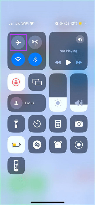 Enable-Airplane-Mode-iPhone 10 طرق لإصلاح iPhone عالق في وضع سماعة الرأس