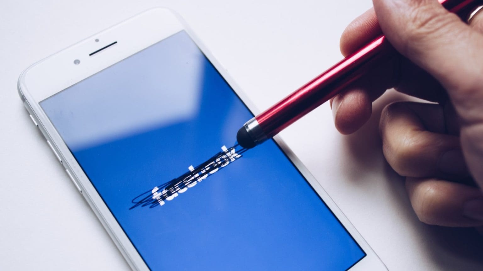 Facebook-on-Mobile-1536x864-1 أفضل 7 إصلاحات لخطأ المرفق غير متاح في Facebook Messenger