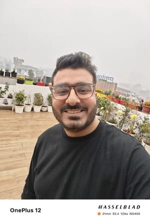Selfies-1-OnePlus-12-Review-Camera-Samples-768x1133-1 مراجعة OnePlus 12: المعيار الجديد