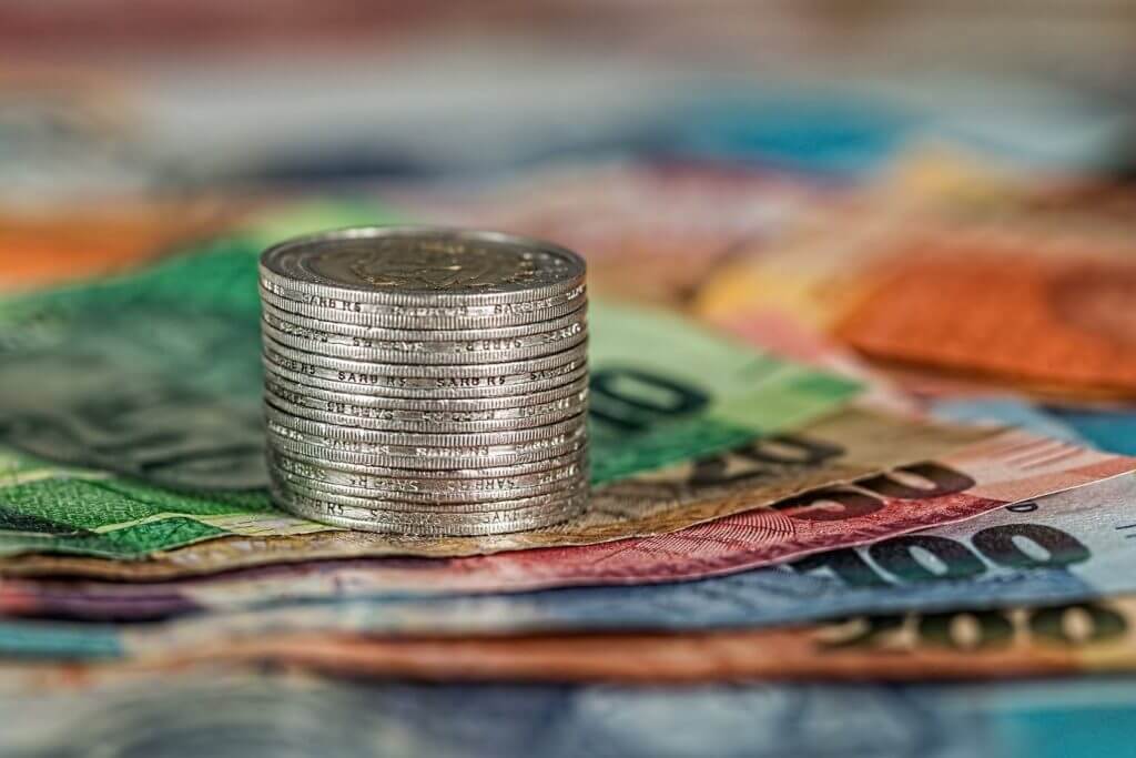 money_4d470f76dc99e18ad75087b1b8410ea9-1024x683-1 ماذا يحدث عندما تقبل عرضًا على Facebook Marketplace