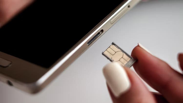 2fc30b83 ما هي بطاقة eSIM وهل يدعمها مشغل شبكة الجوال؟