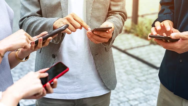 9231dbee ما هي بطاقة eSIM وهل يدعمها مشغل شبكة الجوال؟
