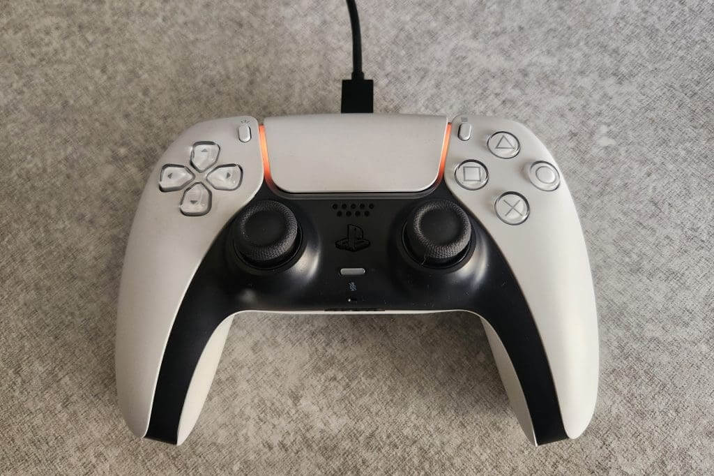 Check-if-PS5-Controller-Is-Charging-1024x682-1 كيفية التحقق من بطارية وحدة التحكم DualSense على جهاز PS5 أو الكمبيوتر الشخصي