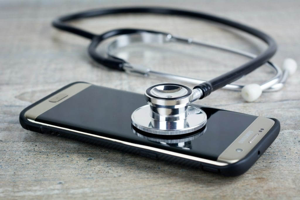 Diagnosing-Samsung-Phone-1024x683-1 أفضل 7 إصلاحات لمشكلة شاشة الموت السوداء على هاتف Samsung Galaxy