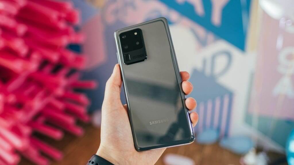 Holding-a-Samsung-Phone-1024x576-1 أفضل 7 إصلاحات لمشكلة شاشة الموت السوداء على هاتف Samsung Galaxy