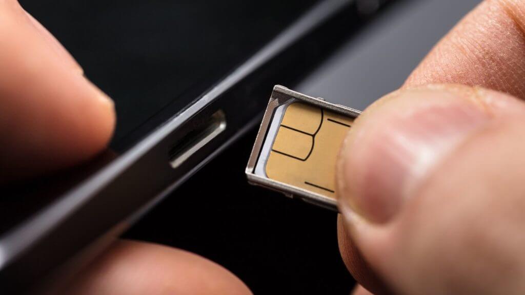 Insert-SIM-on-Phone_4d470f76dc99e18ad75087b1b8410ea9-1024x576-1 أفضل 9 إصلاحات لخطأ "تعذر تنشيط شبكة البيانات الخلوية" على iPhone