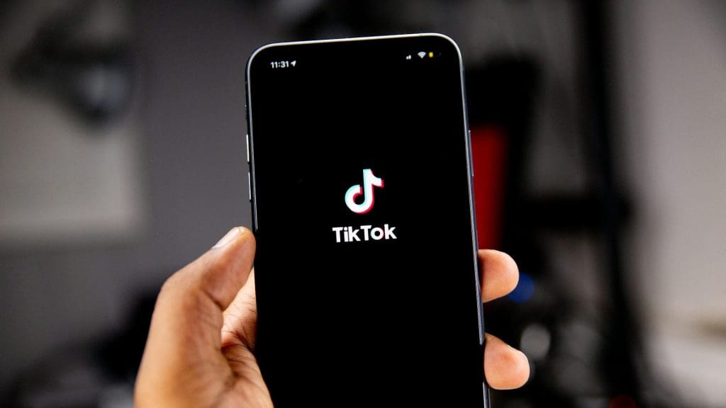 TikTok-on-Phone-1024x576-1 لماذا يتأخر TikTok على Android أو iPhone وكيفية إصلاحه