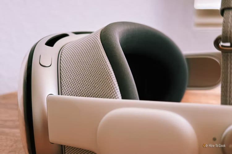 close-up-side-view-of-the-lightshield-on-apple-vision-pro Apple Vision Pro غير مريح؟ يجب عليك تعديله