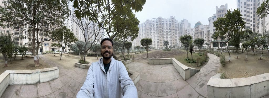 panorama-selfie-iphone-13-1024x374-1 أفضل 5 إعدادات للكاميرا لالتقاط صور بأفضل جودة من iPhone 13