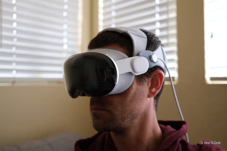 person-wear-the-apple-vision-pro-with-two-head-bands Apple Vision Pro غير مريح؟ يجب عليك تعديله