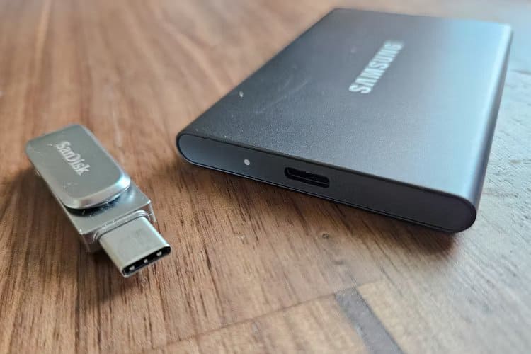 android-external-drive-flash-drive-ssd كيفية عمل نسخة احتياطية ومزامنة هاتف Android الخاص بك مباشرة إلى محرك أقراص ثابت خارجي