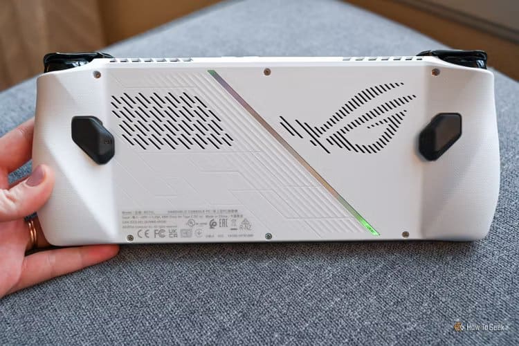 rear-of-the-asus-rog-ally-3jpg_53307363035_o لماذا أفضل لعب ألعاب الكمبيوتر على جهاز محمول بدلاً من سطح المكتب