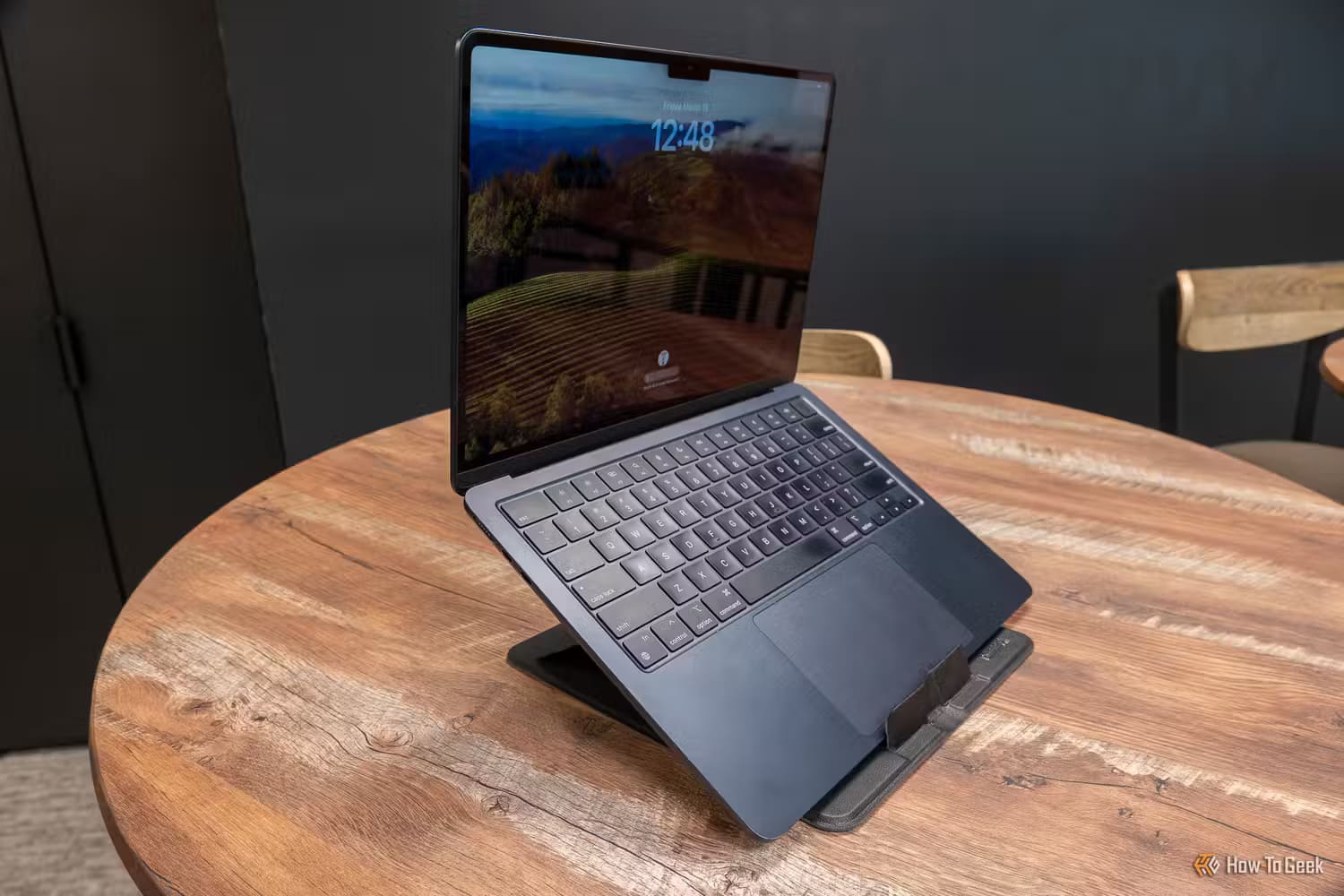 a-macbook-on-the-plugable-pt-standx-foldable-stand-3_53660977929_o 8 حيل أستخدمها للحفاظ على نظافة جهاز MacBook الخاص بي (دون إتلافه)