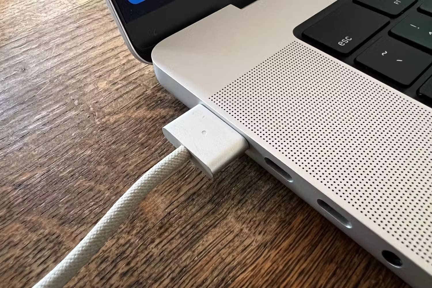 plugged_in 8 حيل أستخدمها للحفاظ على نظافة جهاز MacBook الخاص بي (دون إتلافه)