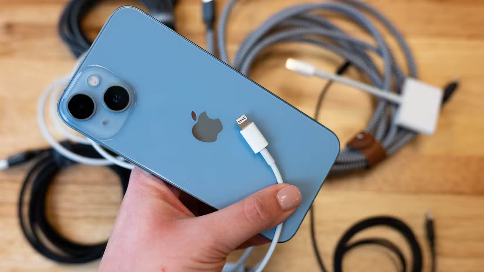 Lightning-Cable-Roundup-Hero-Shot أسباب عدم شحن هاتف iPhone وكيفية حل المشكلة