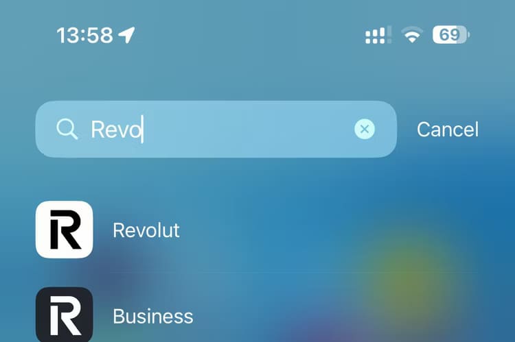 apple-ios-18-home-screen-large-icon-mode-spotlight-search-app-names-visible اكتشف كيفية إخفاء أسماء التطبيقات على شاشة iPhone الرئيسية بكل سهولة