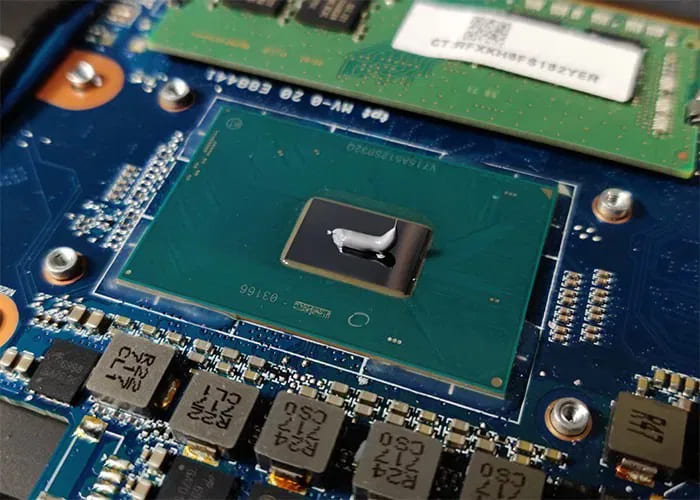 apply-thermal-paste-cpu أهمية المبدد الحراري لجهاز الكمبيوتر الخاص بك