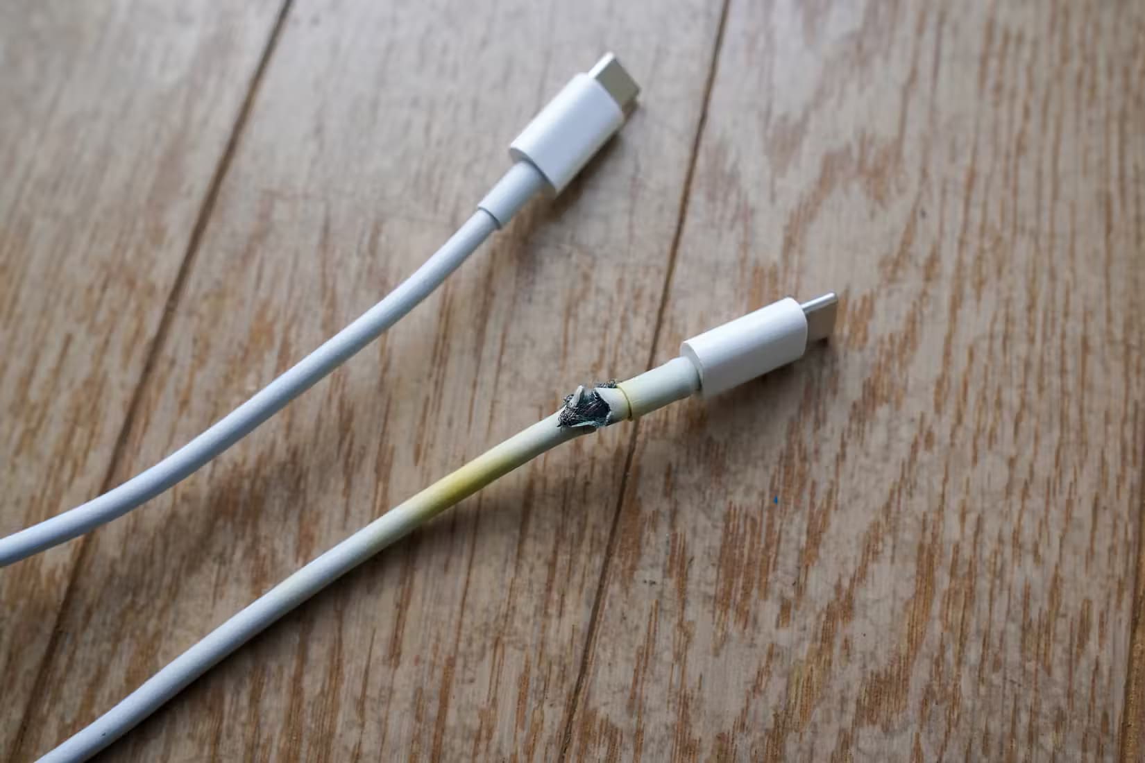 frayed-usb-c-cable أسباب عدم شحن هاتف iPhone وكيفية حل المشكلة