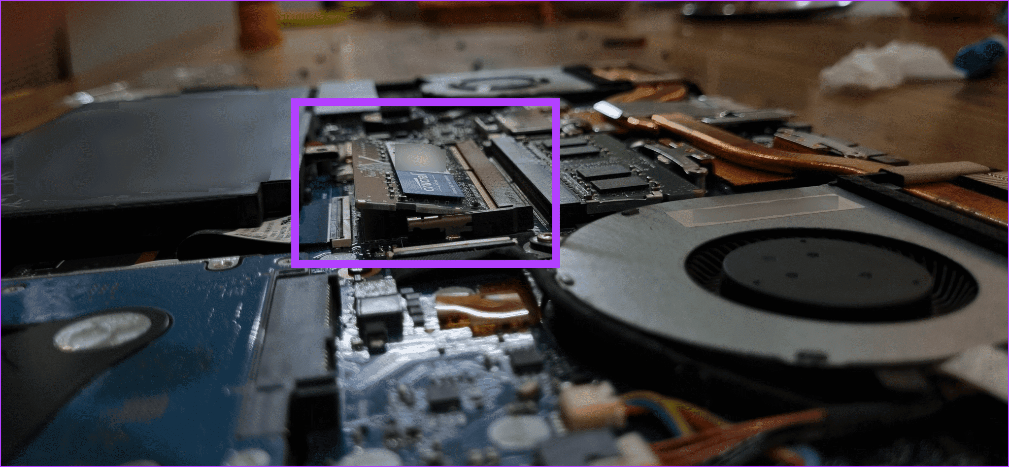 insert-the-ram-2048x948-1 كيفية تثبيت ذاكرة الوصول العشوائي (RAM) على جهاز الكمبيوتر المحمول Windows